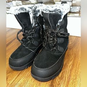 New without tags women’s snow boots size 9
